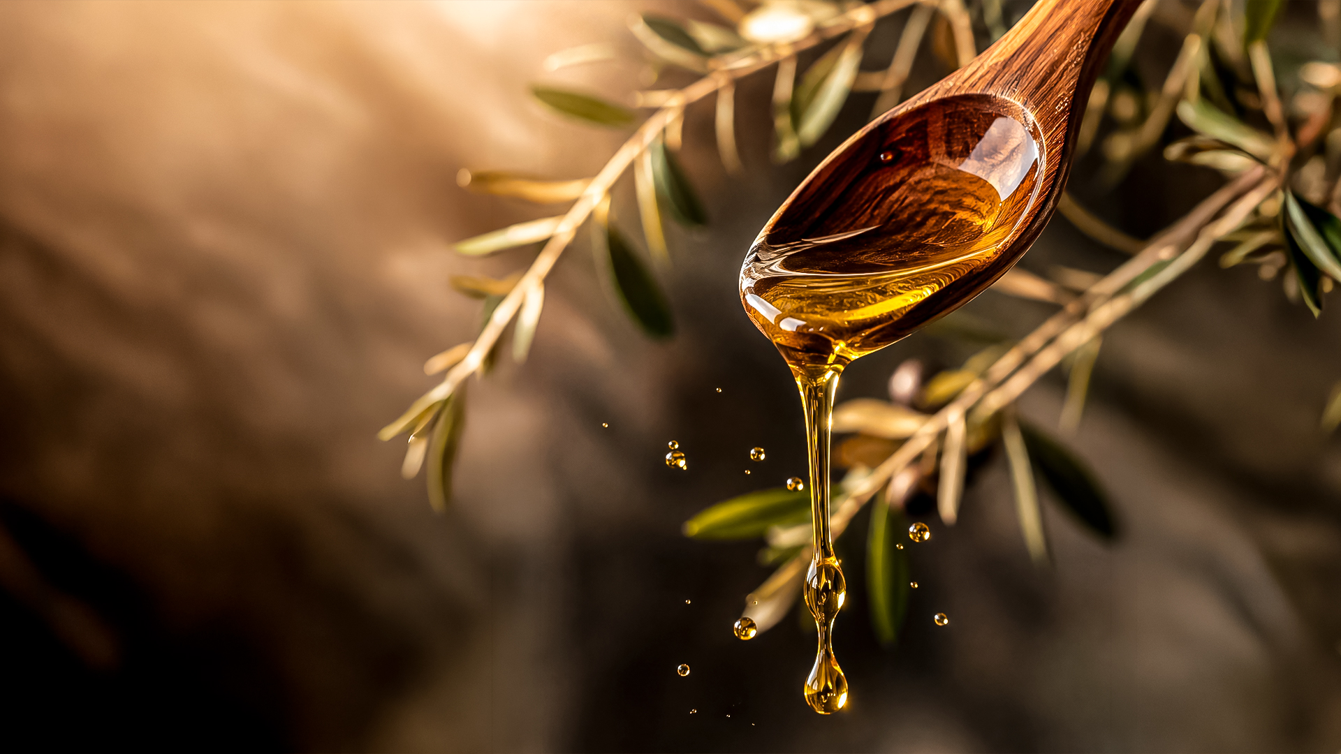 Chorro de aceite de oliva virgen extra Zais Bio cayendo de una cuchara de madera, rico en polifenoles antioxidantes